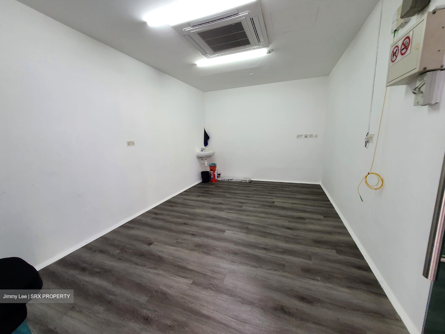 Le Regal (D14), Retail #558420361